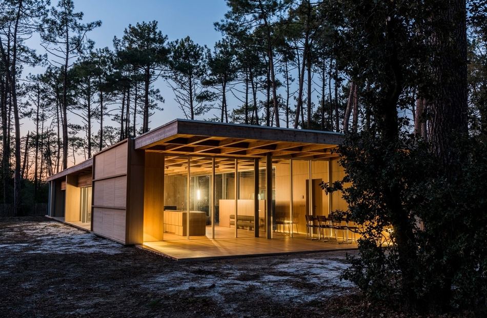 Baies coulissantes Vitrocsa dans une maison en bois<br />© Vincent Leroux