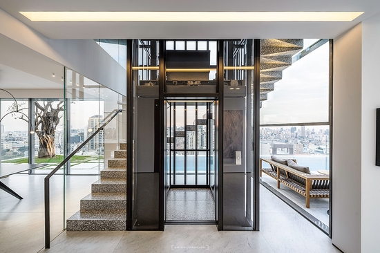 Penthouse ascenseur et escalier